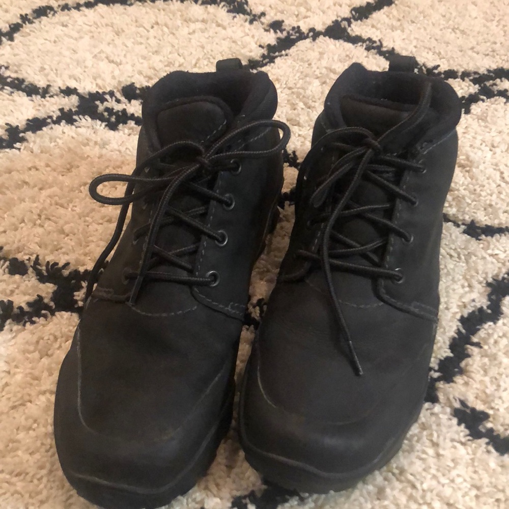 Black polartec Merrell boots